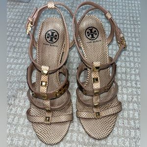 Tory Burch tan/light brown leather wedge sandal with straps; size 7